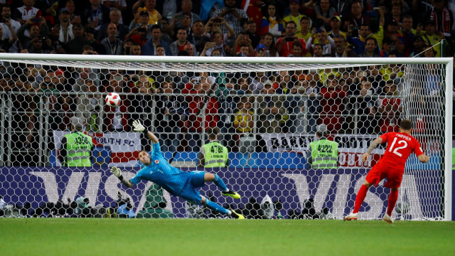 Inggris vs Kolombia (Foto: Kai Pfaffenbach/Reuters)