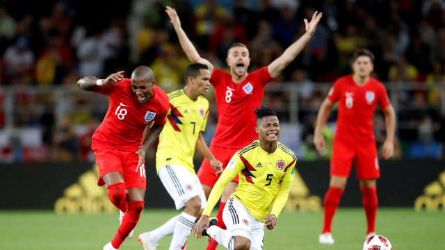 Para pemain Kolombia dan Inggris berduel. (Foto: REUTERS/Carl Recine)