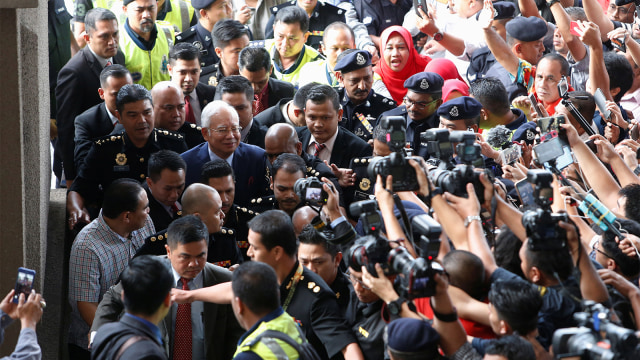 Mantan Perdana Menteri Malaysia Najib Razak (tengah) tiba di pengadilan di Kuala Lumpur. (Foto: REUTERS / Lai Seng Sin)