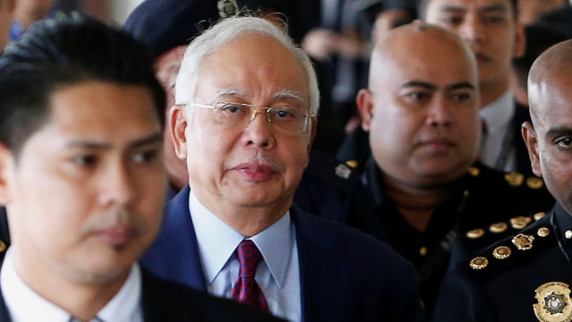 Mantan Perdana Menteri Malaysia Najib Razak (tengah) tiba di pengadilan di Kuala Lumpur. (Foto: REUTERS / Lai Seng Sin)