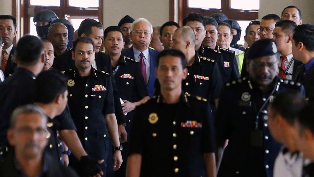 Mantan perdana menteri Malaysia, Najib Razak, berjalan ke ruang sidang di pengadilan di Kuala Lumpur. (Foto: REUTERS / Lai Seng Sin)