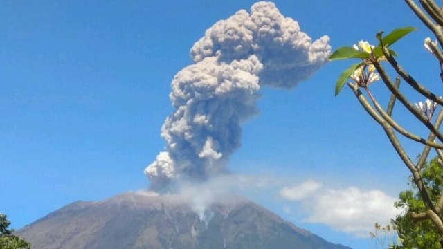 Erupsi Gunung Agung kembali terjadi, Rabu (4/7). (Foto: Dok. PVMBG)