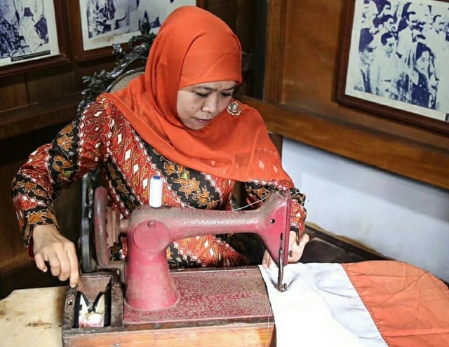 Khofifah Indar Parawansa memeragakan menjahit Bendera Merah Putih milik Fatmawati Soekarno. (Foto: Instagram @khofifah.ip)