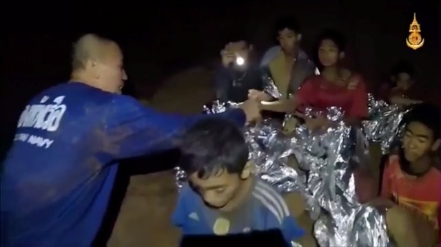 Tim sepak bola U-16 yang terperangkap di dalam gua Tham Luang menerima perawatan dari seorang dokter di Chiang Rai, Thailand. (Foto: Navy Seal / Handout Thailand melalui REUTERS)