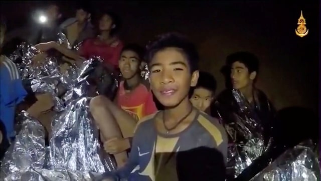 Tim sepak bola U-16 yang terperangkap di dalam gua Tham Luang menerima perawatan dari seorang dokter di Chiang Rai, Thailand. (Foto: Navy Seal / Handout Thailand melalui REUTERS)