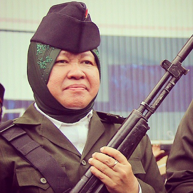 Wali Kota Surabaya Tri Rismaharini mengenakan pakaian tentara zaman dulu. (Foto: Instagram @trirismaharini)