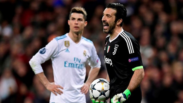 Cristiano Ronaldo dan Gianluigi Buffon pada laga Liga Champions musim 2017/18. (Foto: AFP/Javier Soriano)