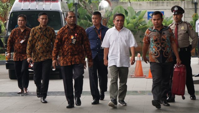 Gubernur Aceh, Irwandi Yusuf, tiba di KPK. Foto: Fanny Kusumawardhani/kumparan