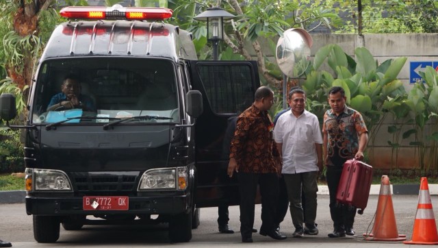 Gubernur Aceh, Irwandi Yusuf, tiba di KPK. (Foto: Fanny Kusumawardhani/kumparan)