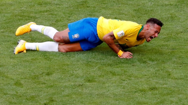 Neymar mengerang kesakitan. Foto: REUTERS/David Gray 