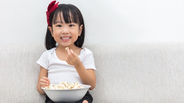 Ilustrasi Anak Makan Popcorn (Foto: Thinkstock)