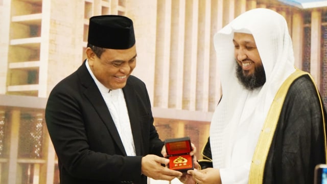Komjen Pol Syafruddin menerima kunjungan Imam Masjidil Harom, Syeikh Hasan Bukhori di Kantor Dewan Masjid Indonesia. (Foto: Jamal Ramadhan/kumparan)