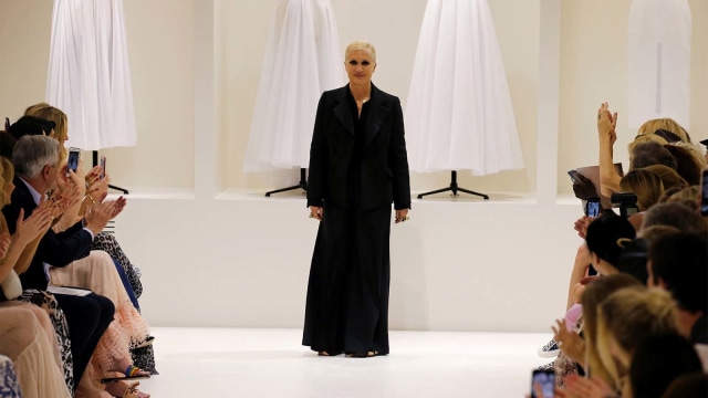 Desainer Maria Grazia Chiuri muncul di akhir shownya untuk koleksi Haute Couture Fall/Winter 2018 rumah mode Dior di Paris, 2 Juli 2018 (Foto: Reuters/Regis Duvignau)