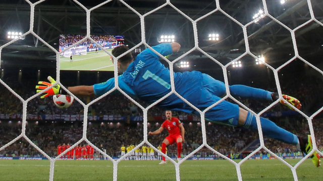 Momen gagalnya penalti Henderson. (Foto: REUTERS/Maxim Shemetov)
