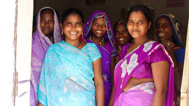 Perempuan baru-baru ini dibebaskan dari ikatan utang antargenerasi di Varanasi, India. (Foto: Grace Forrest)