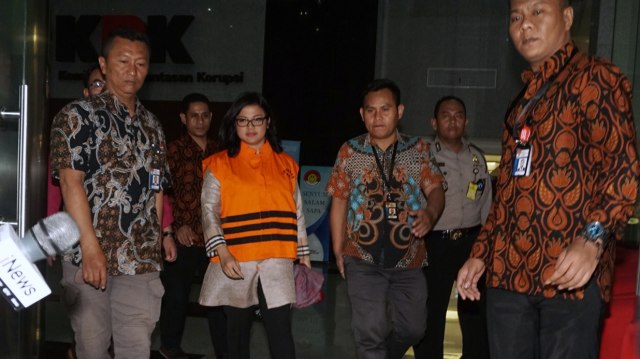 Anggota DPRD Sumut Rinawati Sianturi resmi ditahan KPK Foto: Fanny Kusumawardhani/kumparan