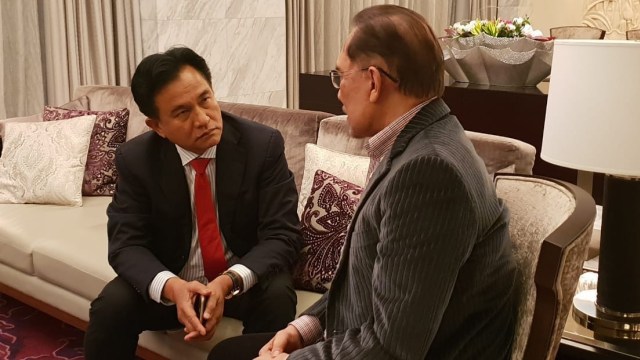 Anwar Ibrahim (kanan) berbincang dengan ketum Partai Bulan Bintang, Yusril Ihza Mahendra. (Foto: Istimewa)