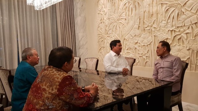 Anwar Ibrahim (kanan) berbincang dengan ketum Gerindra, Prabowo Subianto. (Foto: Istimewa)
