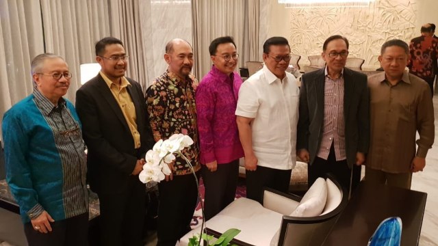 Anwar Ibrahim (kedua dari kanan) foto bersama dengan Agung Laksono (ketiga dari kanan). (Foto: Istimewa)