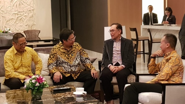 Anwar Ibrahim (kedua dari kanan) berbincang dengan ketum Golkar, Airlangga Hartarto (kedua dari kiri). (Foto: Istimewa)