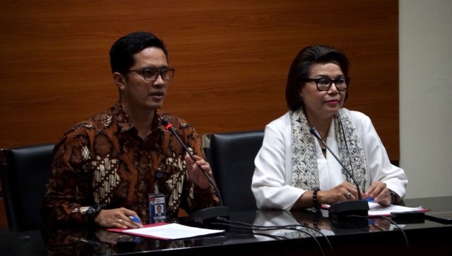 Wakil Ketua KPK Basaria Panjaitan konpers terkait OTT Gubernur Aceh di Gedung KPK, Jakarta, Rabu (4/7). (Foto: Fanny Kusumawardhani/kumparan)
