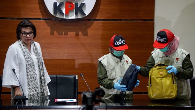 Petugas memperlihatkan sejumlah barang bukti berupa uang sebanyak 50 jt rupiah dan bukti transfer terkait OTT Gubernur Aceh di Gedung KPK, Jakarta, Rabu (4/7). (Foto: Fanny Kusumawardhani/kumparan)