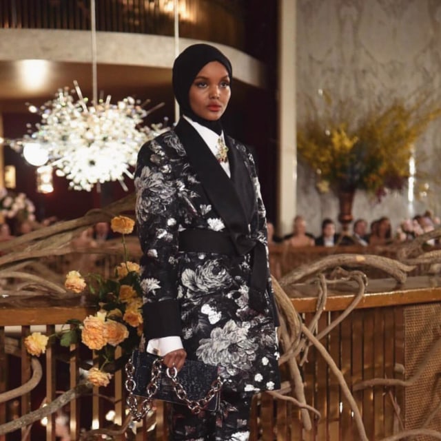 Halima Aden saat berjalan di atas panggung Dolce & Gabbana (Foto: Instagram @halima)
