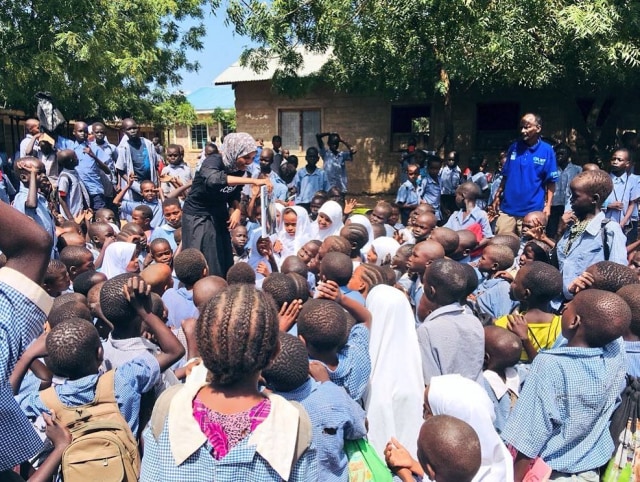 Halima Aden saat mengunjungi kamp pengungsian di Kenya (Foto: Instagram @halima)
