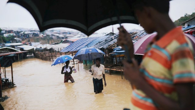 Pengungsi Rohingya berjalan kamp Kutupalong yang banjir selama hujan lebat di Cox's Bazar, Bangladesh (Foto: REUTERS / Mohammad Ponir Hossain)