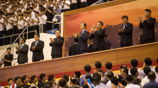 Ri Son Gwon, ketua Komite Penyatuan Perdamaian Negara, dan Menteri Unifikasi Korea Selatan Cho Myoung-gyon menyaksikan pertandingan persahabatan antara tim Basket Korea Utara VS Korea Selatan. (Foto: Korea Pool / Yonhap)