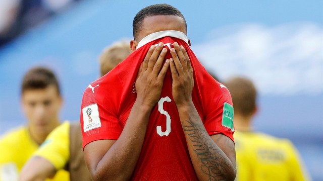 Manuel Akanji menutupi wajahnya usai Swiss dikalahkan Swedia di babak 16 besar Piala Dunia 2018. (Foto: Reuters/Darren Staples)