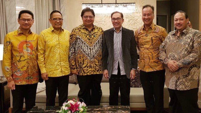 Ketum Golkar Airlangga Hartarto (tiga dari kiri) gelar pertemuan dengan pimpinan Partai Keadilan Rakyat (PKR) Malaysia, Dato Anwar Ibrahim. (Foto: Dok. Istimewa)