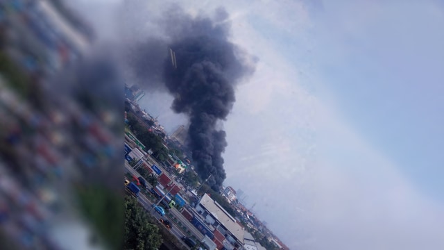 Kebakaran dekat SPBU  Kebon Sayur arah ke Kota Tua Taman Sari Jakarta Barat. (Foto: Twitter @TMC Polda Metro Jaya)