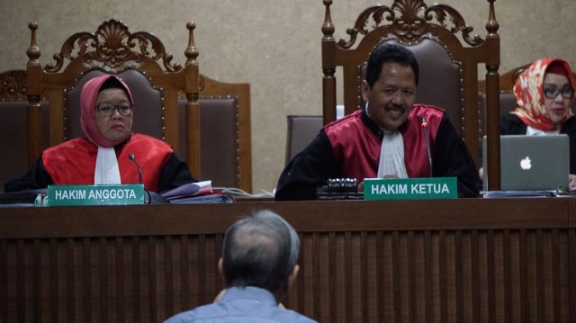 Hakim Ketua memberikan pertanyaan kepada Menteri Koordinator Bidang Ekonomi, Keuangan dan Industri (Menko Ekuin) periode 1999/2000, Kwik Kian Gie di Pengadilan Tipikor, Jakarta. (Foto: Fanny Kusumawardhani/kumparan)
