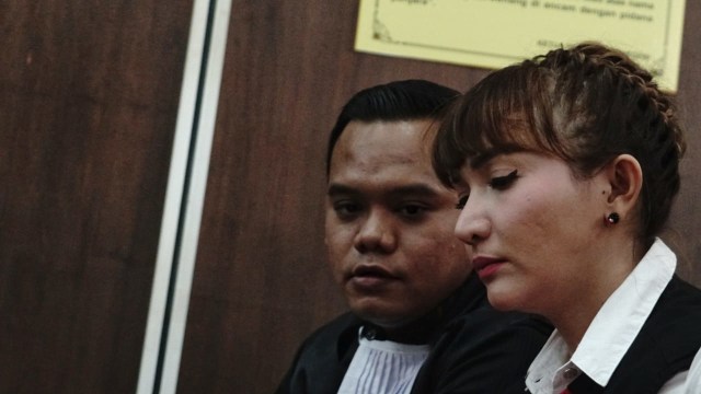 Roro Fitria bersama teman dan penasehat hukumnya di PN Jaksel. (Foto: Fitra Andrianto/kumparan)