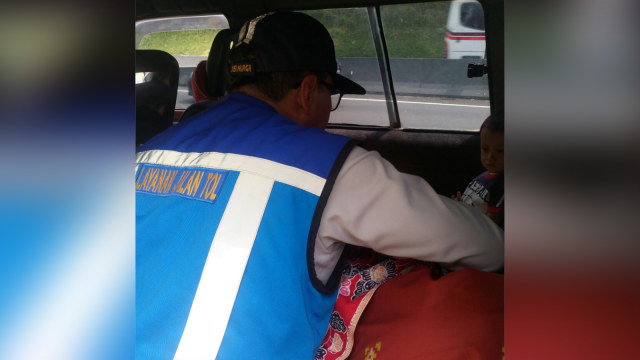 Petugas Jasa Marga bantu ibu melahirkan di jalan tol (Foto: Dok. Jasa Marga)