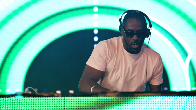 Aktor Inggris, sutradara dan produser eksekutif Idris Elba bermain DJ di panggung Sonic di Festival Musik dan Seni Pertunjukan Glastonbury. (Foto: AFP PHOTO / Oli Scarff)