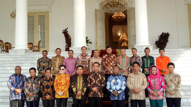 Jokowi ajak 19 Bupati foto ala menteri kabinet. (Foto: Jihad Akbar/kumparan)