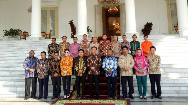 Jokowi ajak 19 Bupati foto ala menteri kabinet. (Foto: Jihad Akbar/kumparan)