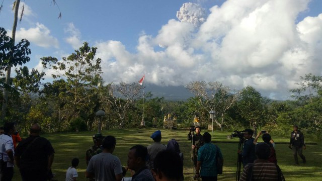 Gunung Agung kembali erupsi Kamis (5/7) dengan ketinggian 2800 meter di atas puncak selagi Menteri ESDM Ignasius Jonan melakukan pertemuan di Pos Pengamatan Gunung Api Agung Rendang, Karangasem, Bali. (Foto: Cisilia Agustina Siahaan/kumparan)