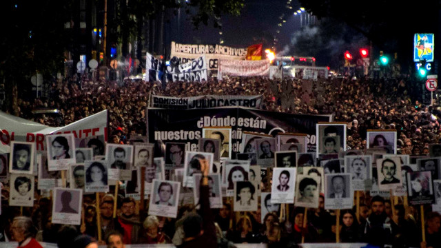 Demonstrasi menuntut kejelasan nasib orang-orang yang dilenyapkan junta militer Uruguay. (Foto: AFP/Pablo Porciuncula Brune)