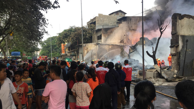 Kebakaran gudang kimia di Kampung Bandan, Jakarta Utara menjadi tontonan warga.  (Foto: Fachrul Irwinsyah/kumparan)