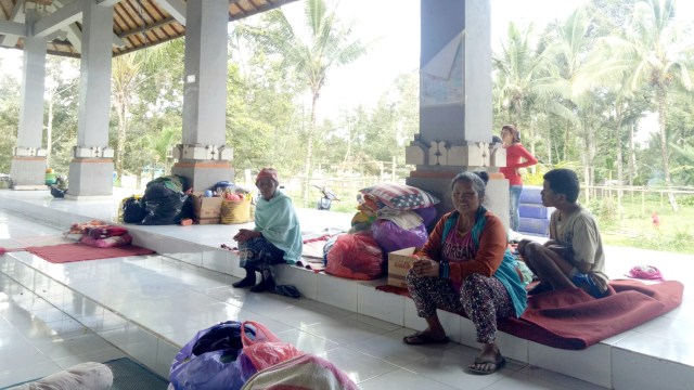 Para pengungsi di Kantor UPT Pertanian Rendang, Karangasem.  (Foto: Cisilia Agustina Siahaan/kumparan)