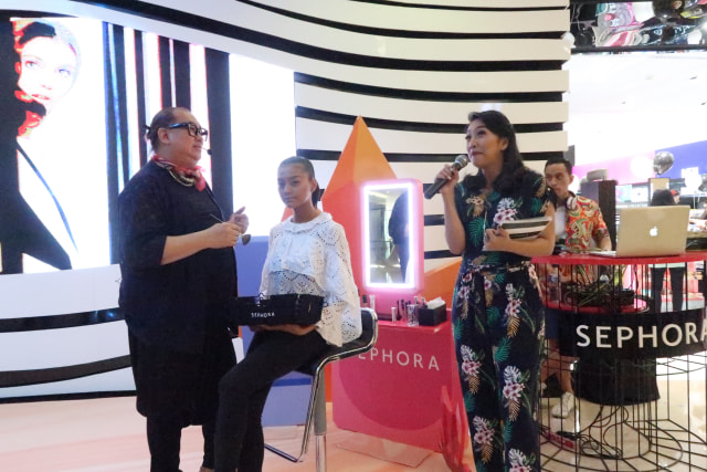 Qiqi Franky memberikan demo makeup di SEPHORA Senayan City (Foto: dok. Intan Kemala Sari/kumparan)