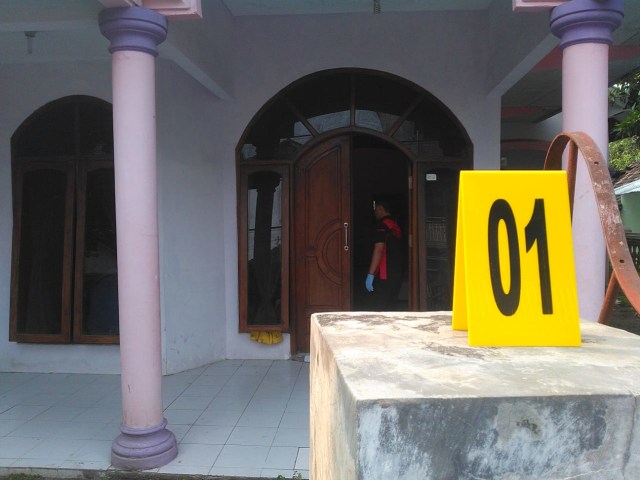 Warga Sempat Dobrak Pintu Rumah Lokasi Bom Meledak di Pasuruan