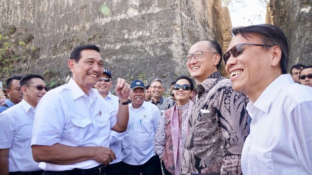 Presiden Bank Dunia Jim Yong Kim melakukan kunjungan ke GWK Cultural Park, Jimbaran, Bali, Kamis (5/7) didampingi Menko Maritim Luhut Binsar Pandjaitan. (Foto: Dok: Istimewa)