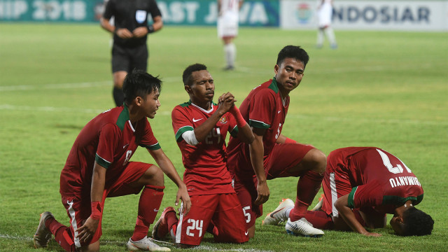 Pesepak bola Indonesia U19 Todd Rivaldo Alberth Ferre (kedua dari kanan) mencetak gol ke gawang Filipina U19 dalam penyisihan grup A Piala AFF U19. Foto: ANTARA FOTO/Zabur Karuru