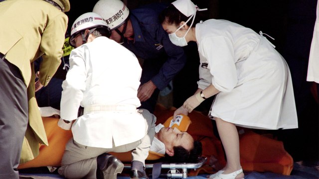 Seorang korban yang terkena asap gas Sarin saat mendapatkan pertolongan pertama di stasiun kereta bawah tanah, Tokyo pada 20 Maret 1995. (Foto: AFP/ Junji Kurokawa)