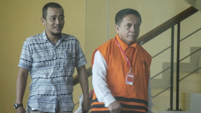 Gubernur Aceh Irwandi Yusuf (kanan) bersiap menjalani pemeriksaan di gedung KPK, Jakarta, Jumat (6/7).  (Foto: ANTARA FOTO/Aprillio Akbar)