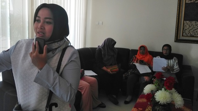 Puluhan wali murid mendatangi Dinas Pendidikan Kota Yogyakarta mempertanyakan sistem zonasi dalam penerimaan siswa baru, Jumat (6/7) (Foto: Arfiansyah Panji Purnandaru/kumparan)